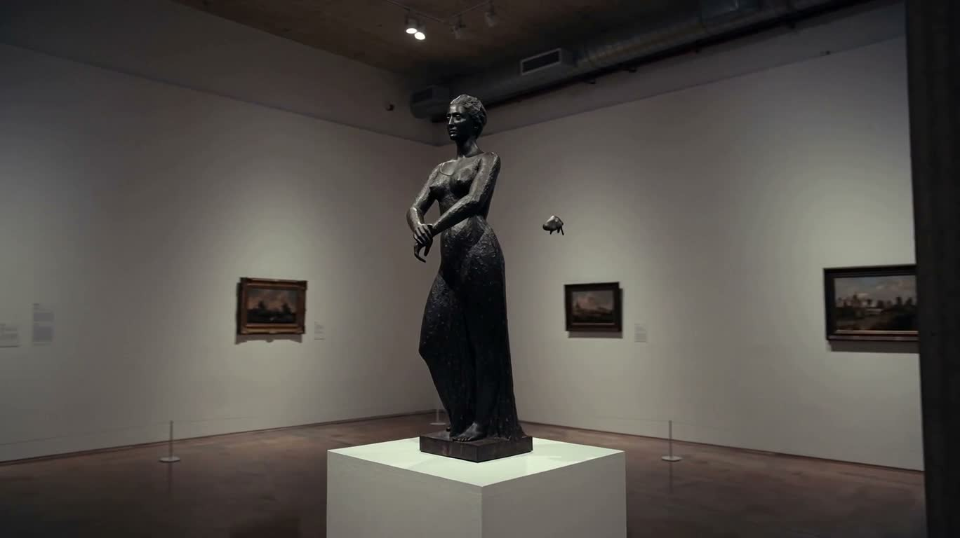 静谧展厅中的雕塑环绕 — AI video creation