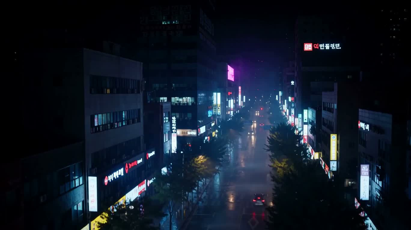 雨夜霓虹咖啡馆之旅
