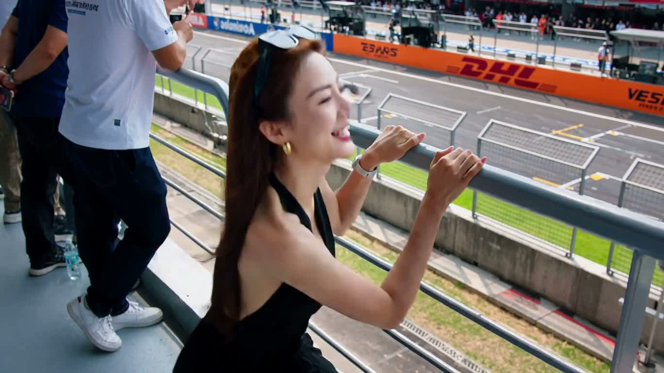 赛道看台的即兴热舞 — AI video creation