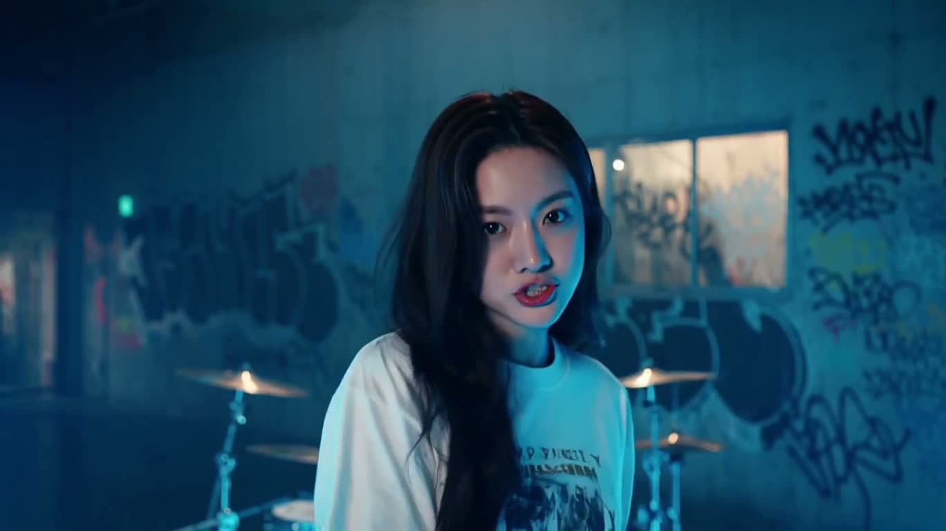 Nữ rapper kiêm tay trống trong xưởng graffiti neon xanh
