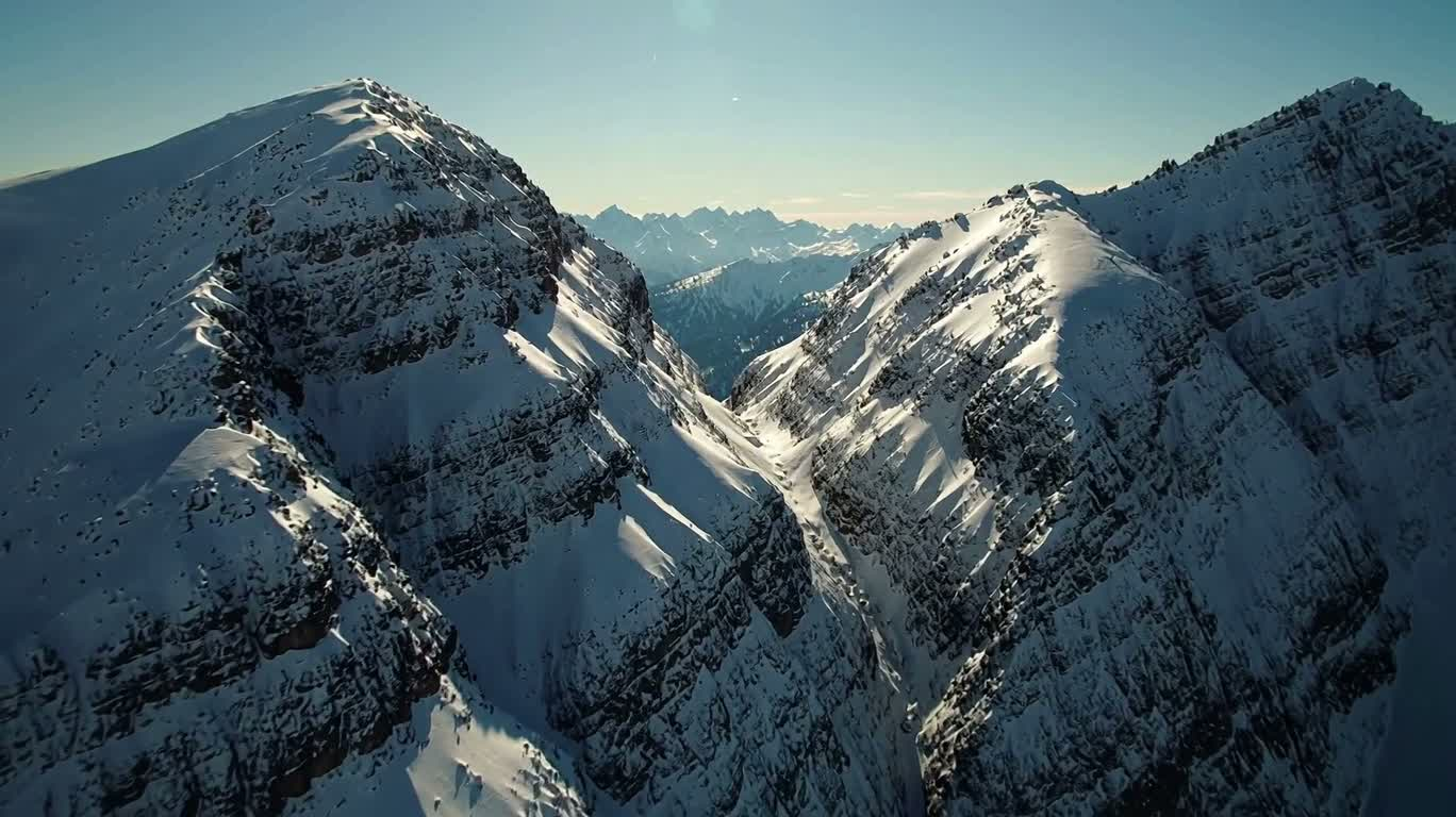雪山峡谷的平稳穿行 — AI video creation