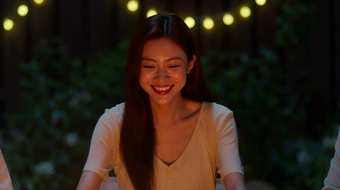 焚き火の夜、スマホに残る記憶 — AI video creation