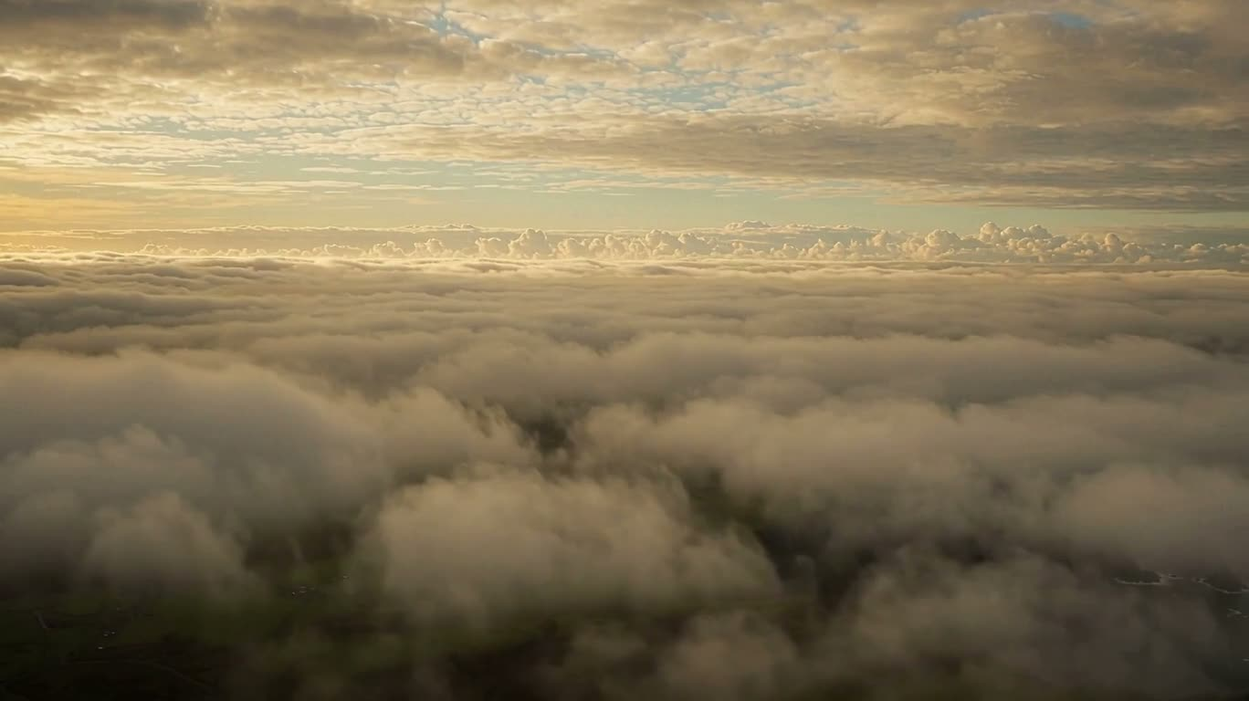 Crépuscule orageux sur l'archipel de la mer de nuages — AI video creation