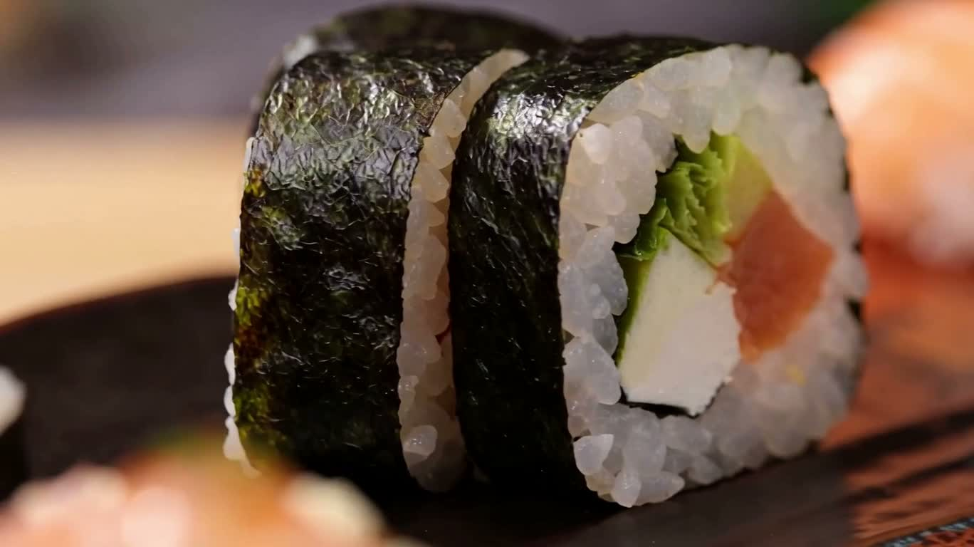 Présentation détaillée d'un plateau de sushis