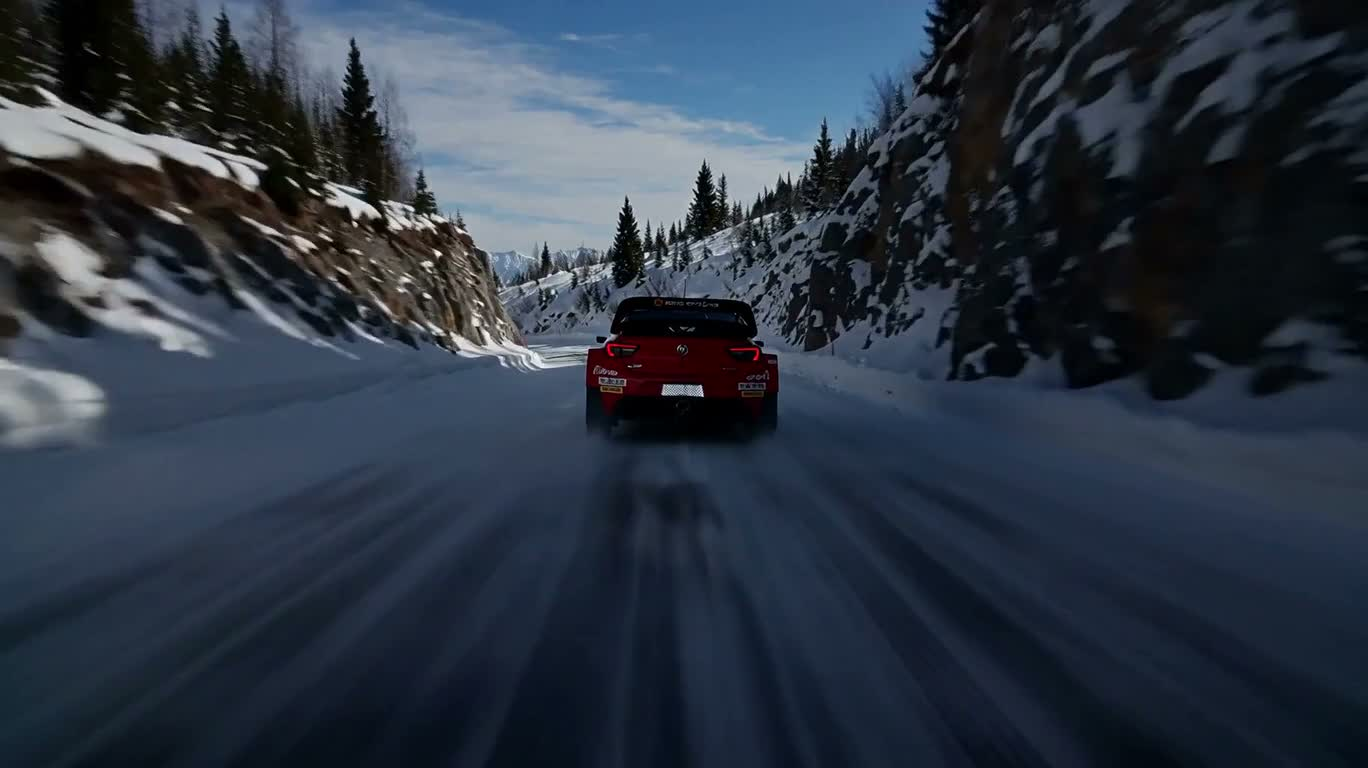 冰雪山道上的红色拉力车