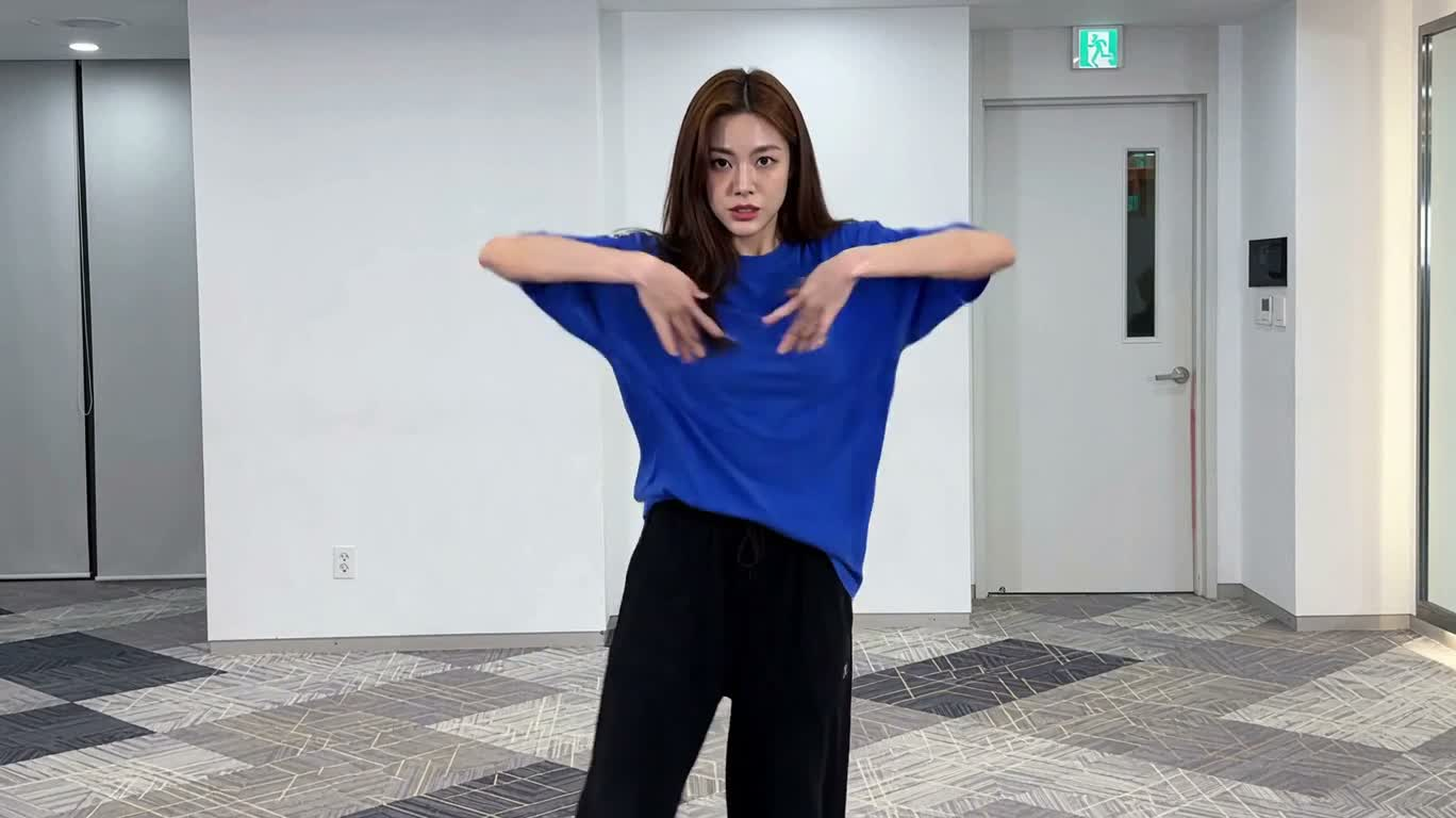 현대적인 스튜디오의 유려한 춤