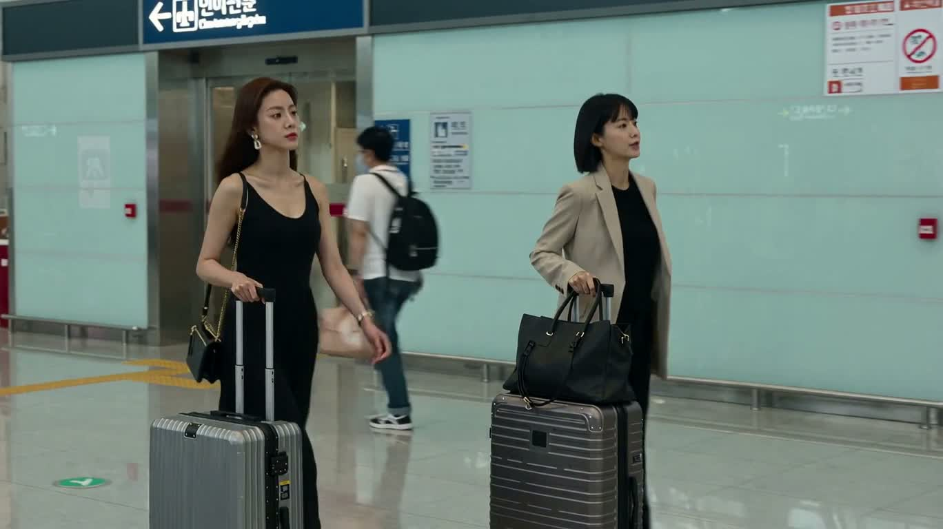 机场行李同行 — AI video creation