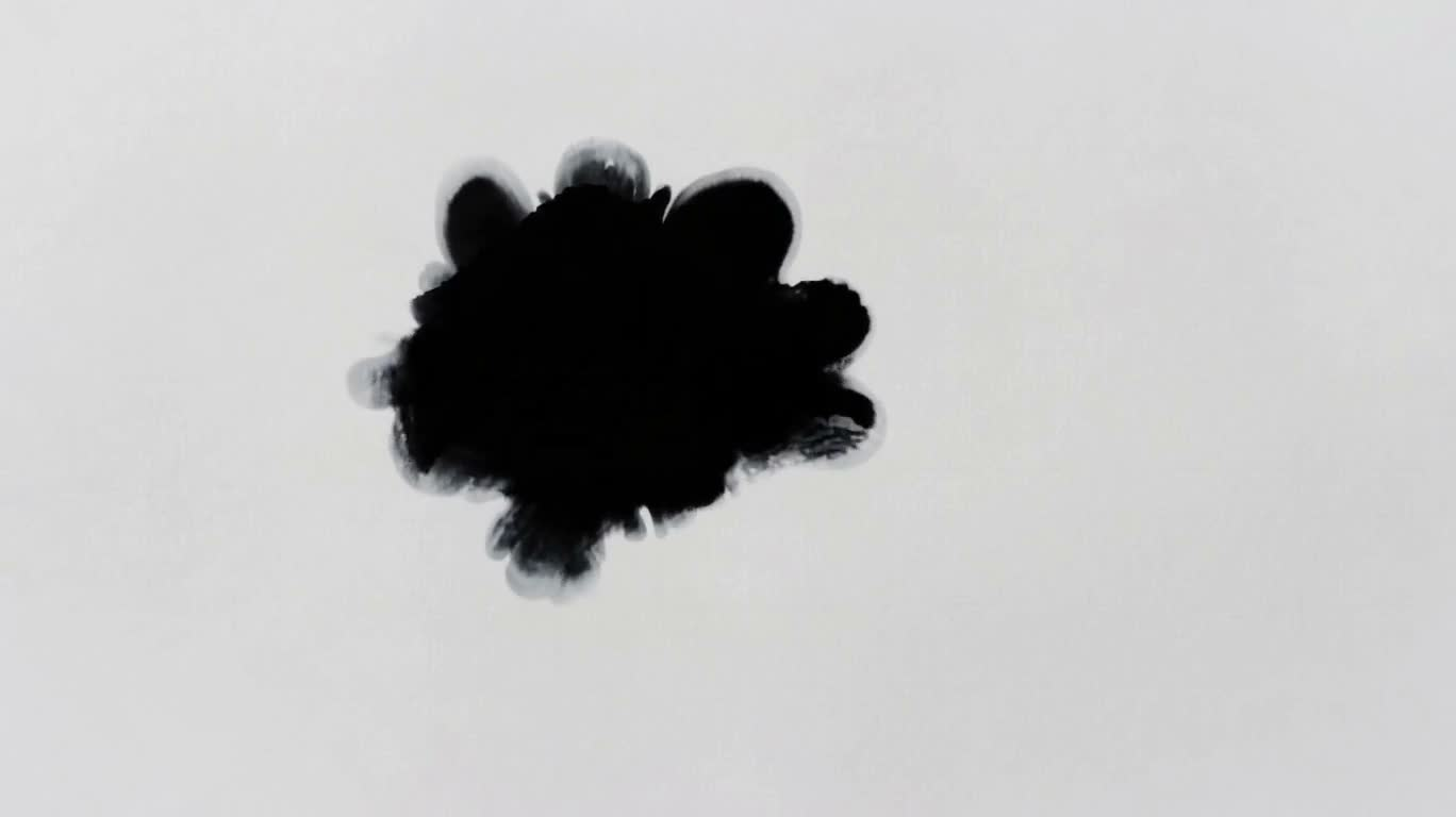 水墨山景渐显