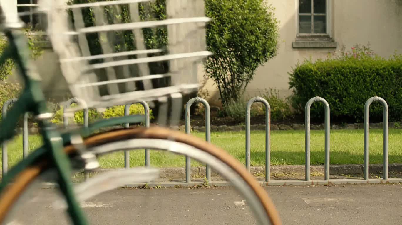 自行车的耐心停靠 — AI video creation