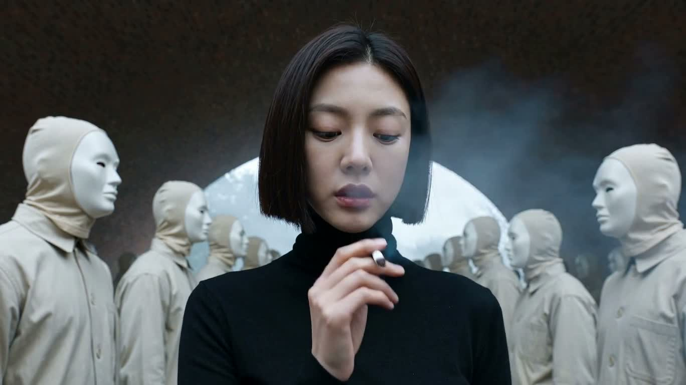 白衣人群中的黑衣女子 — AI video creation