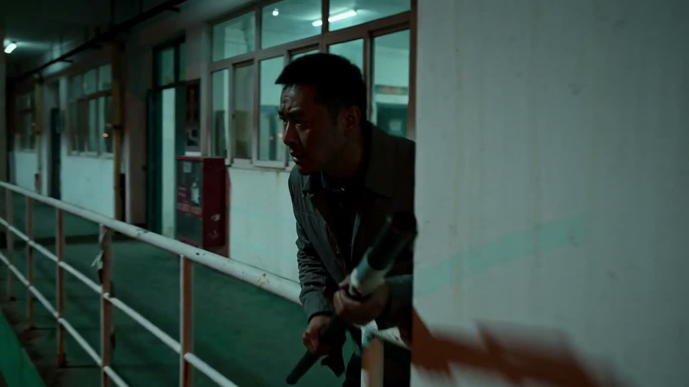 废弃码头的夜间围捕 — AI video creation