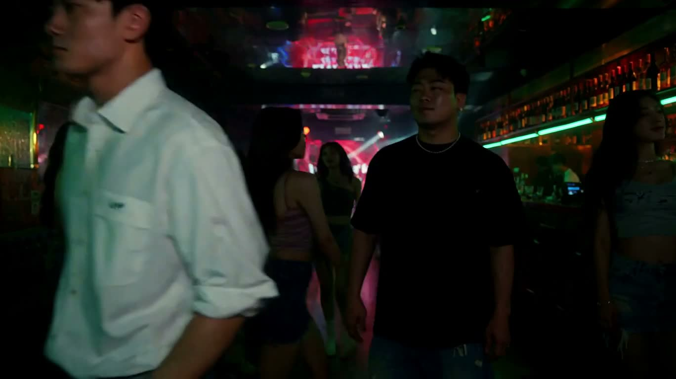 霓虹夜店舞台热舞 — AI video creation
