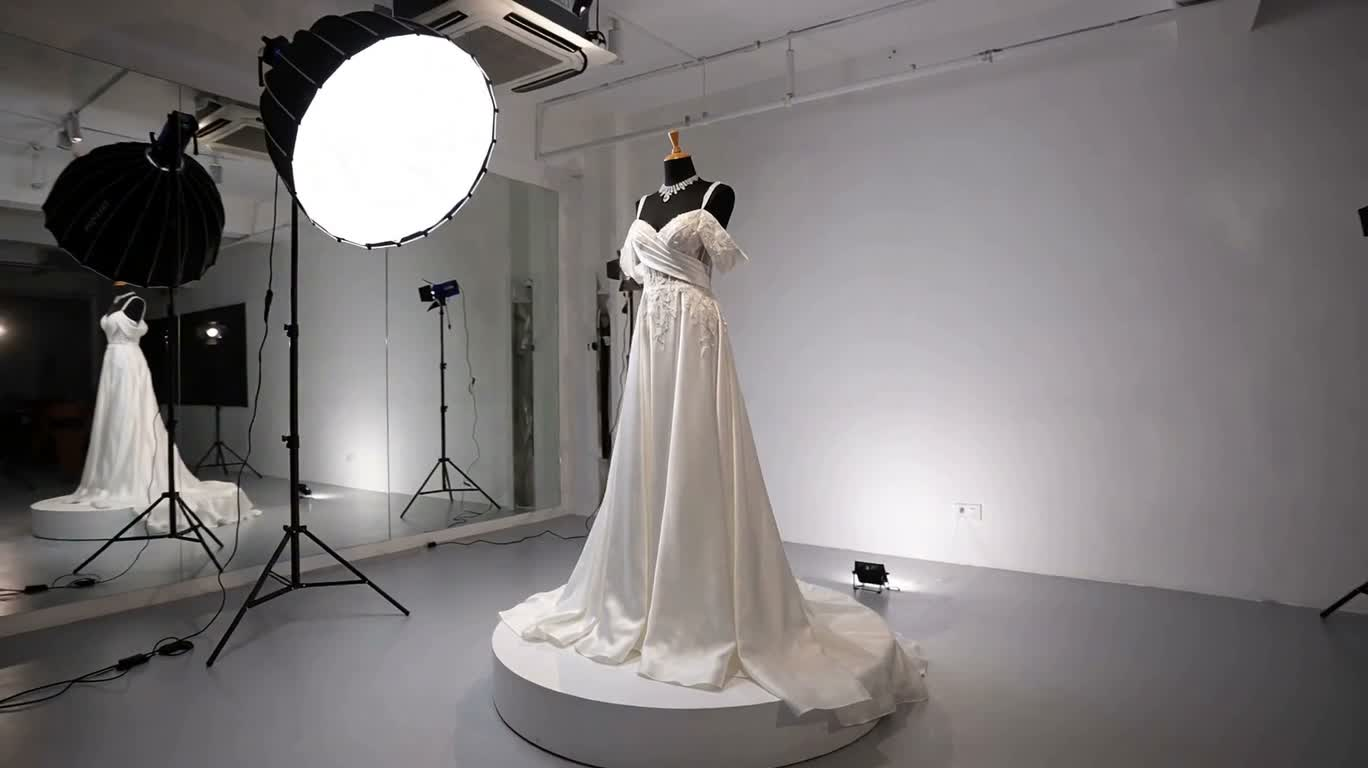 シルクのイブニングドレスとジュエリーのライティング展示