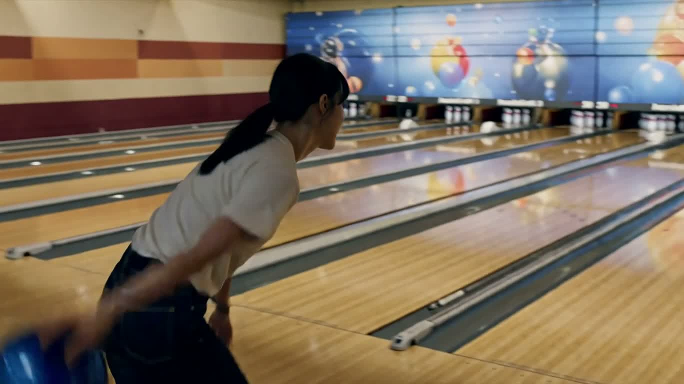 Một cái đập tay tại sân bowling — AI video creation