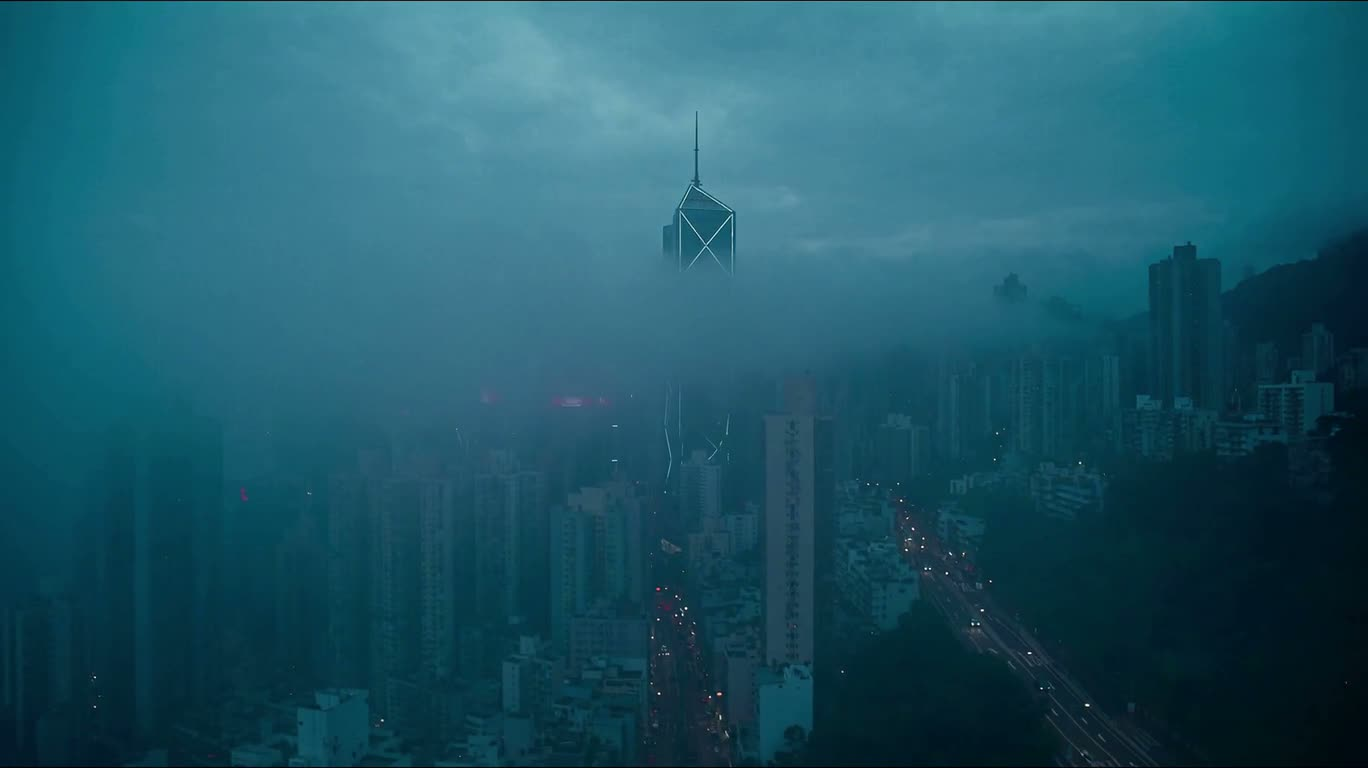 雾中城市缆车下行 — AI video creation