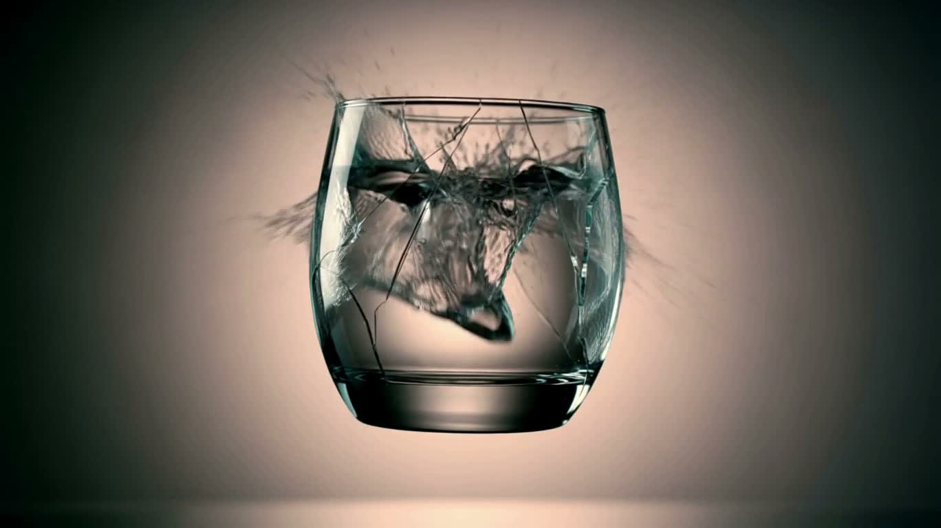 크리스털 잔의 슬로모션 파손