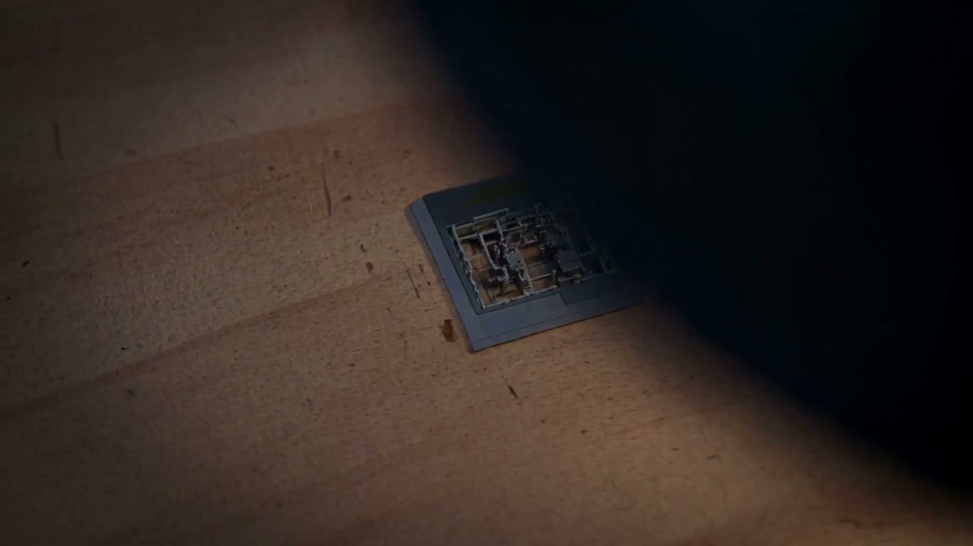 Assemblage mécanique d'une ville futuriste miniature — AI video creation
