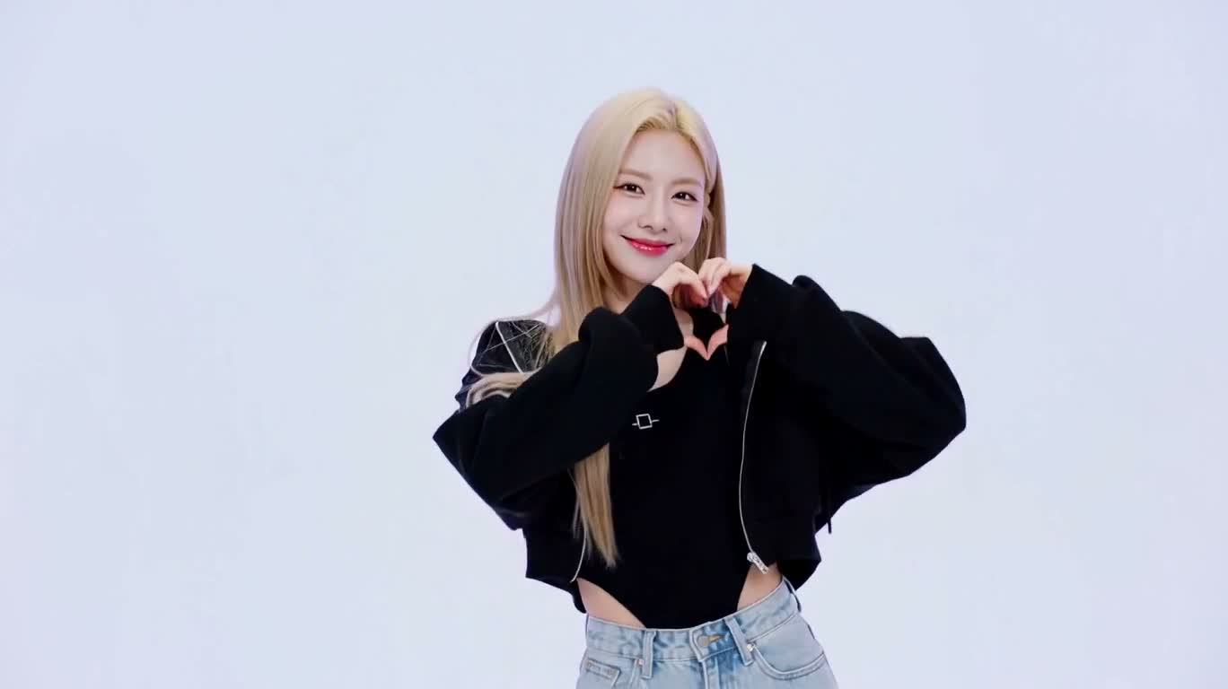 금발 소녀의 15초 캔디 스타일 발랄한 댄스